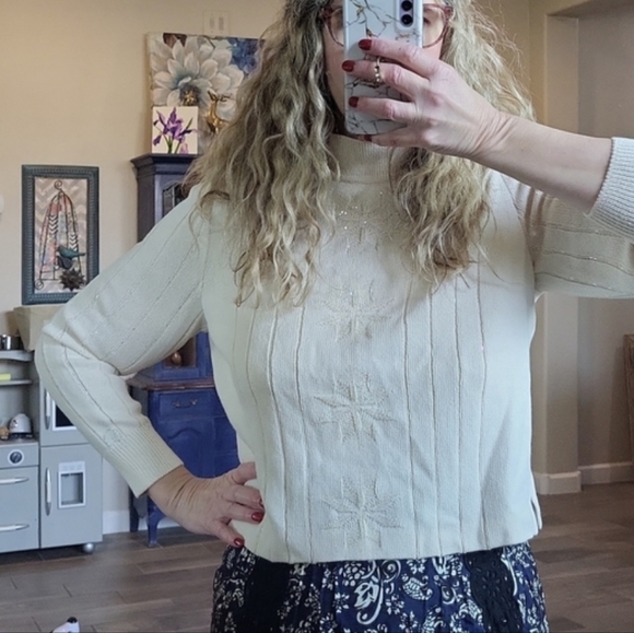 St. JOHN SPORT Cream Sequin Snowflake Sparkles Mock Neckline Size Small - Picture 4 of 13